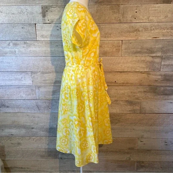 🇨🇦 Vintage Sanway women's yellow  & white Hawaiian dress in size medium‎ - Picture 4 of 8